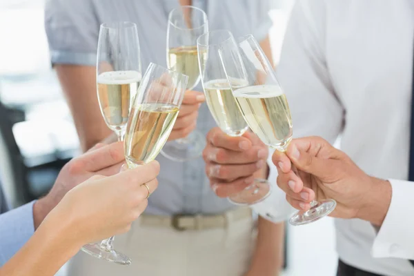 Händer grillas med champagne — Stockfoto