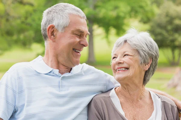 Primer plano de una pareja de ancianos en el parque —  Fotos de Stock