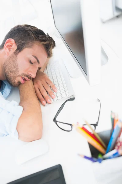 Artista masculino con cabeza apoyada en el teclado — Foto de Stock