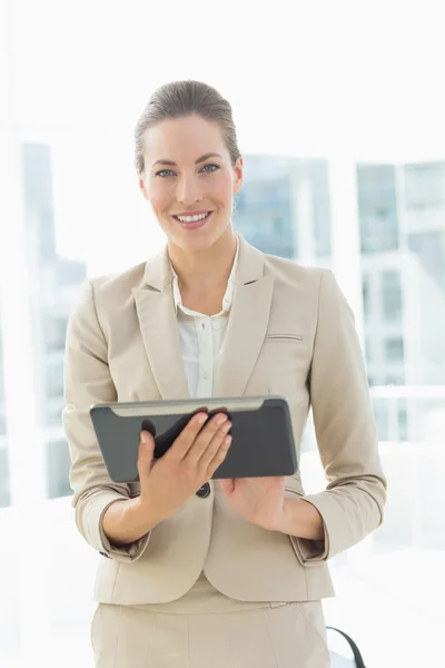 デジタルタブレットを使用した美しいビジネス女性 — ストック写真