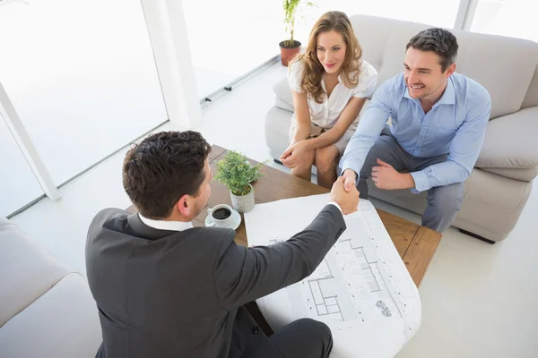 Jovem casal em reunião com um consultor financeiro — Fotografia de Stock