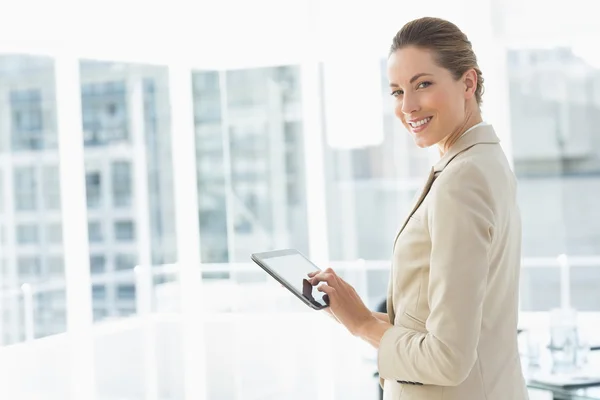 Mulher de negócios bonita usando tablet digital no escritório — Fotografia de Stock