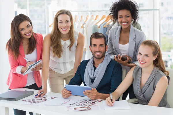 Empresario con colegas discutiendo en el cargo — Foto de Stock