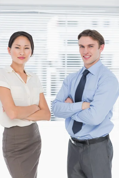 Geschäftskollegen mit verschränkten Armen im Büro — Stockfoto