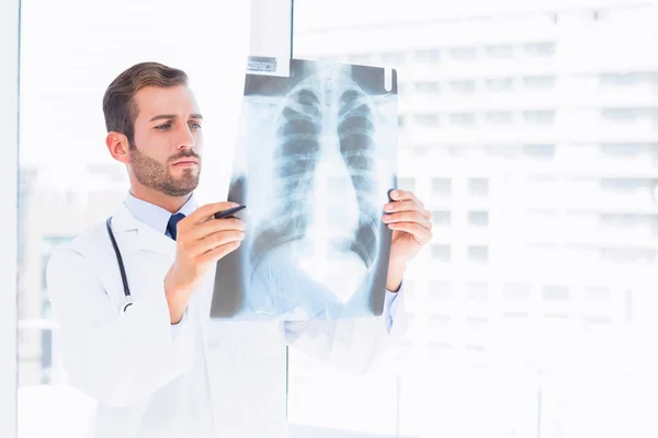 Male doctor examining x-ray in medical office — Stock Photo, Image