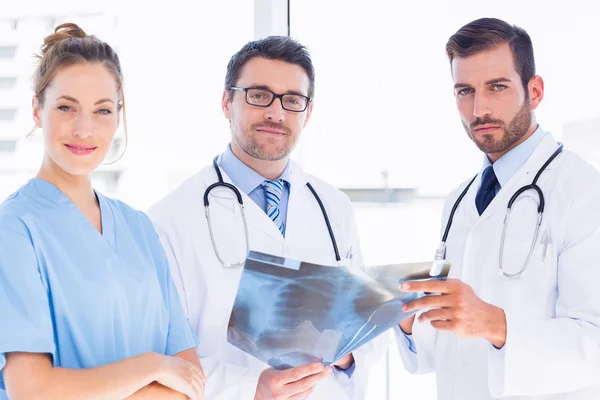 Portrait of doctors with x-ray report — Stock Photo, Image