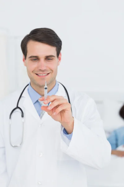 Male doctor holding an injection in hospital — Stock Photo, Image