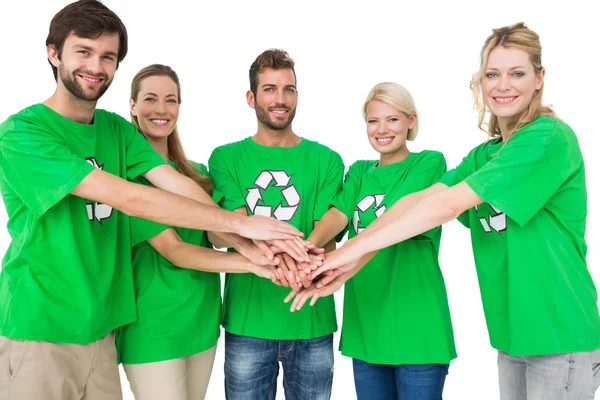 Pessoas em t-shirts de símbolo de reciclagem com as mãos juntas — Fotografia de Stock