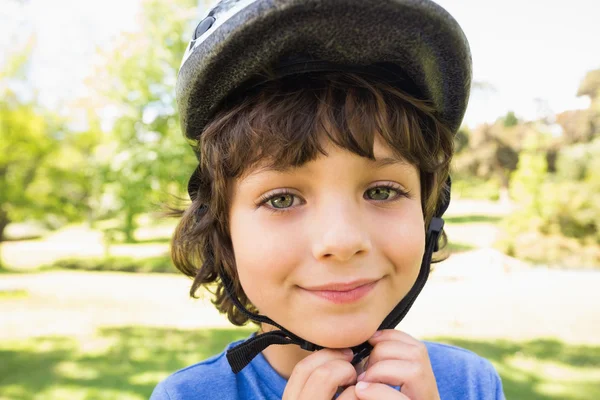 Bonito menino vestindo capacete de bicicleta — Fotografia de Stock