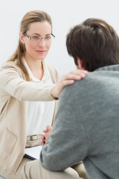 Uomo in riunione con un consulente finanziario — Foto Stock