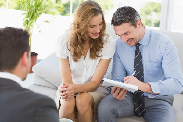 Pareja sonriente en reunión con un asesor financiero — Foto de Stock