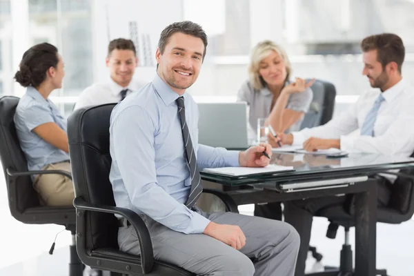 Jovem empresário com colegas discutindo no cargo — Fotografia de Stock