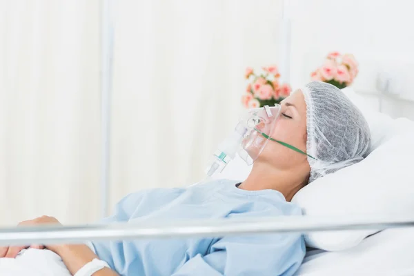 Kvinnlig patient får konstgjord ventilation — Stockfoto