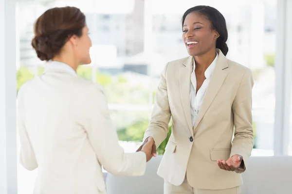 Happy businesswomen meeting and shaking hands — Stock Photo, Image