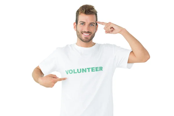 Porträtt av en glad manlig volontär pekar på sig själv — Stockfoto