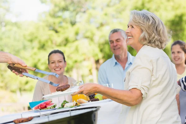 Pranzo in famiglia esteso al tavolo all'aperto — Foto Stock