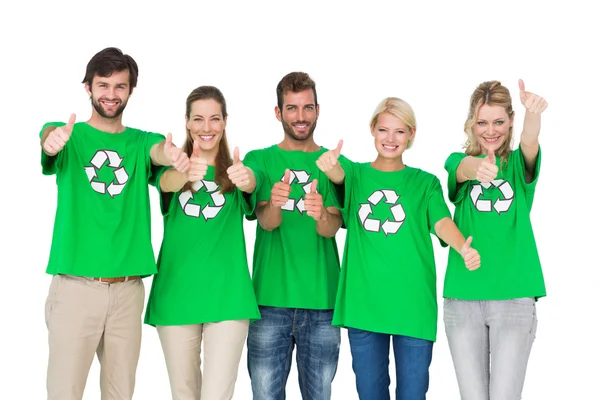 Mensen in de recycling symbool t-shirts gebaren duimschroef opwaarts — Stockfoto