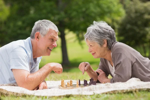 Heureux couple de personnes âgées jouant aux échecs au parc — Photo