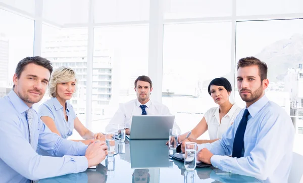 Leidinggevenden zitten rond de conferentietafel — Stockfoto