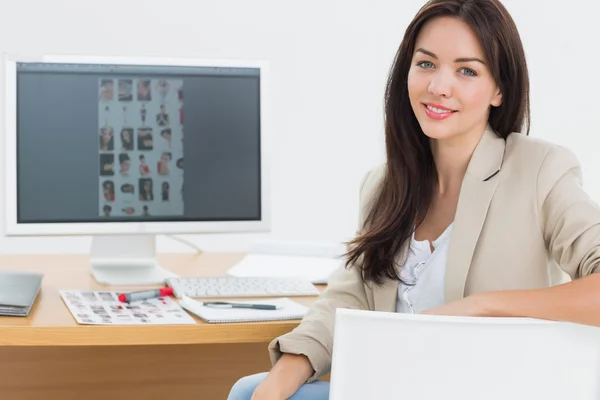 사무실에서 컴퓨터와 책상에 앉아 여성 아티스트 — 스톡 사진