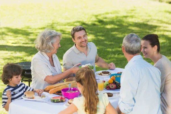 Pranzo in famiglia esteso al tavolo all'aperto — Foto Stock