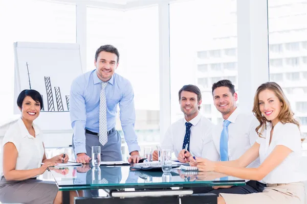 Empresários no escritório no momento da apresentação — Fotografia de Stock