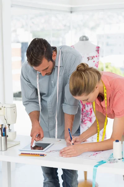 Diseñadores de moda en el trabajo en estudio brillante — Foto de Stock