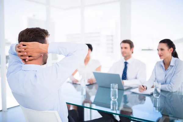 Recrutadores verificando o candidato durante a entrevista de emprego — Fotografia de Stock