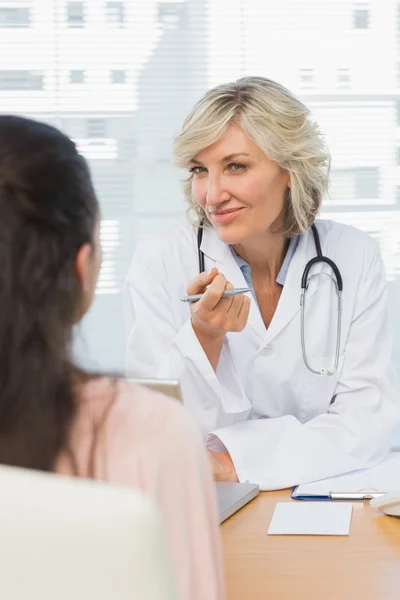 Amistosa doctora en conversación con paciente — Foto de Stock