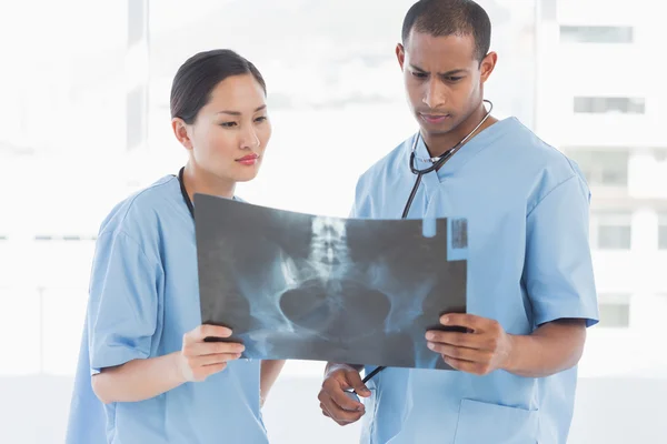 Two surgeons examining x-ray — Stock Photo, Image