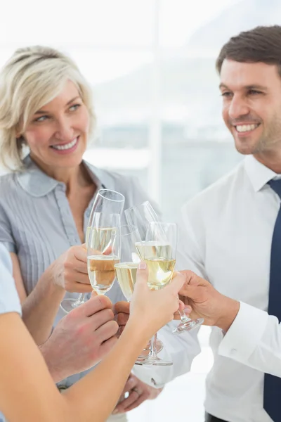 オフィスでシャンパンで乾杯するビジネスチーム — ストック写真