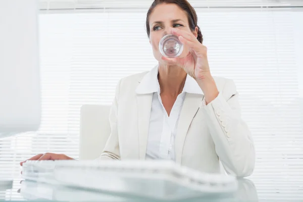 Affärskvinna med datorn medan dricksvatten — Stockfoto