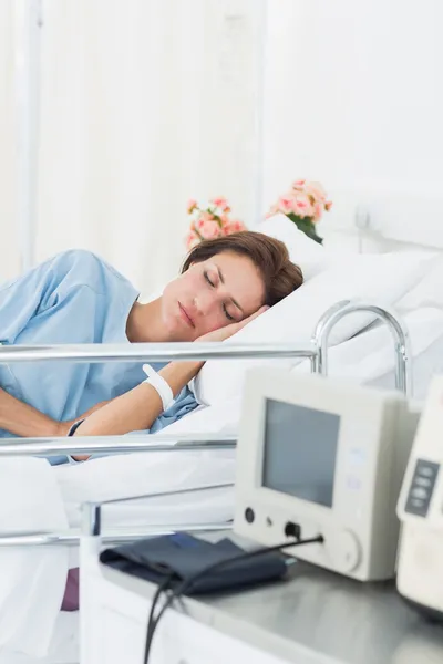 Пациентка спит на медицинской кровати — стоковое фото