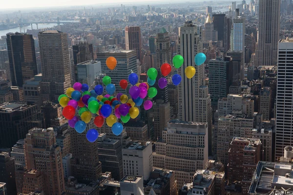 Veel kleurrijke ballonnen boven stad — Stockfoto