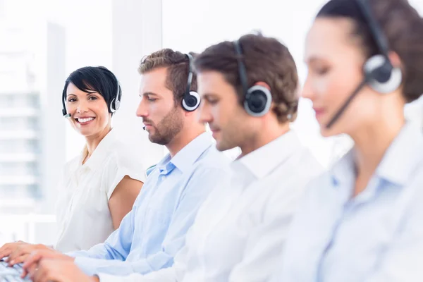 Collega's met headsets in een rij — Stockfoto