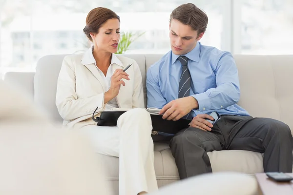 Mensen uit het bedrijfsleven planning in dagboek samen op de Bank — Stockfoto