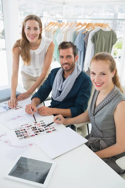 Tre modedesigners diskuterar design — Stockfoto
