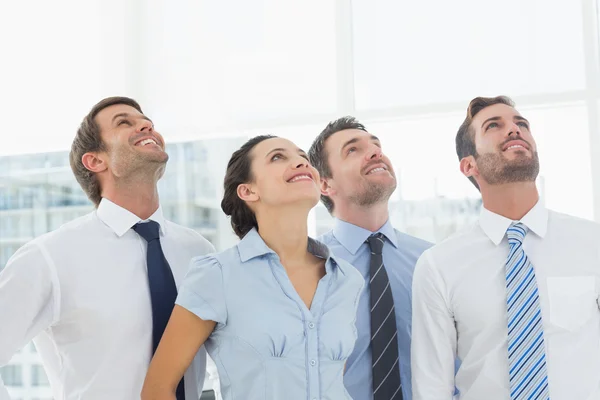 Lächelndes Business-Team schaut auf — Stockfoto