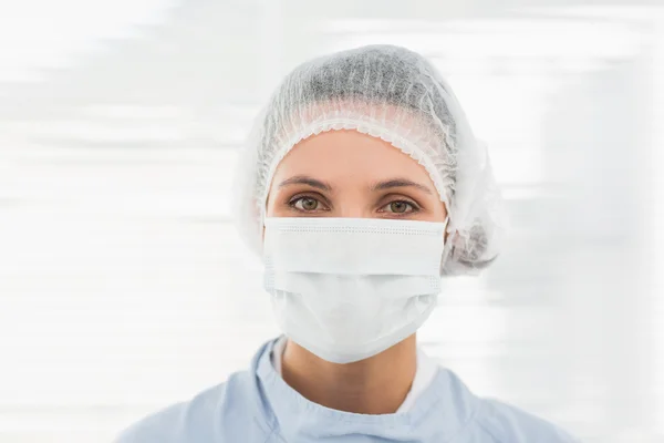 Kobieta chirurg sobie czepek chirurgiczny wiązany i maski — Zdjęcie stockowe