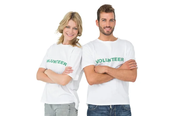 Retrato de dos voluntarios felices con las manos cruzadas — Foto de Stock