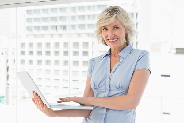 Portrait d'une femme d'affaires heureuse utilisant un ordinateur portable — Photo