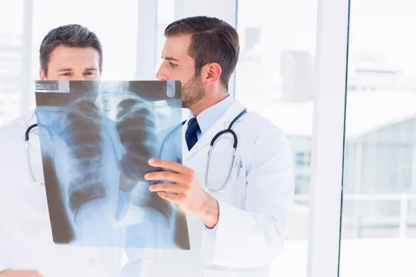 Twee mannelijke artsen onderzoeken x-ray — Stockfoto