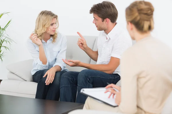 Paar in gesprek met een financieel adviseur — Stockfoto