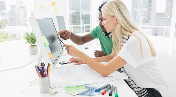 Couple occasionnel en utilisant l'ordinateur dans le bureau — Photo