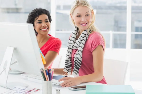 Colegas usando o computador no escritório brilhante — Fotografia de Stock