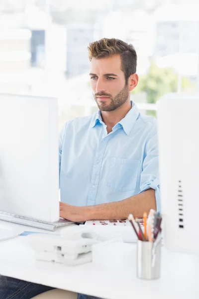 Koncentrerade man använder dator i office — Stockfoto