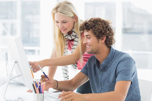 Pareja casual usando el ordenador en la oficina brillante — Foto de Stock