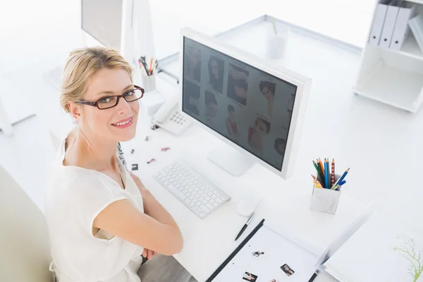 Female photo editor working on computer — Stock Photo, Image