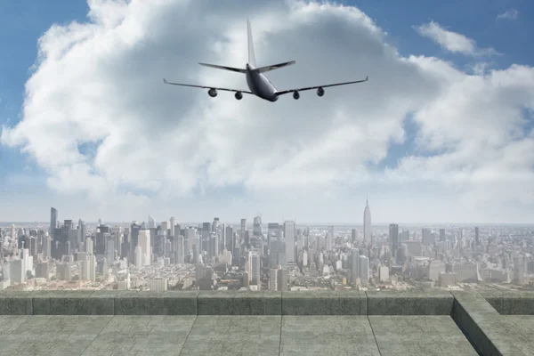 Immagine composita di balcone con vista sulla città — Foto Stock