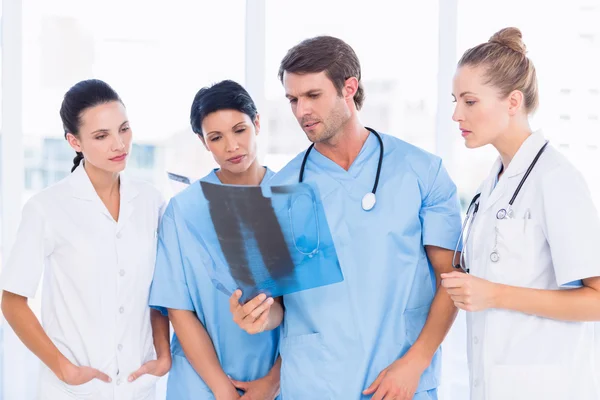 Группа врачей и хирургов, осматривающих рентген — стоковое фото
